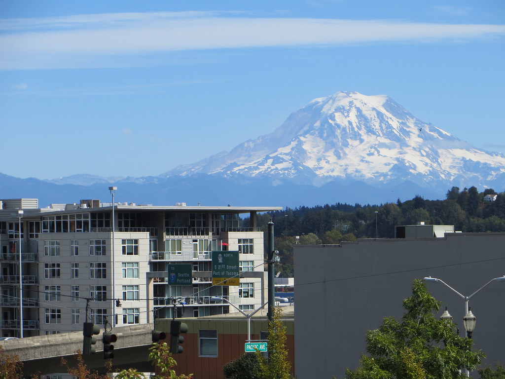 Image of Mount Rainier above Tacoma