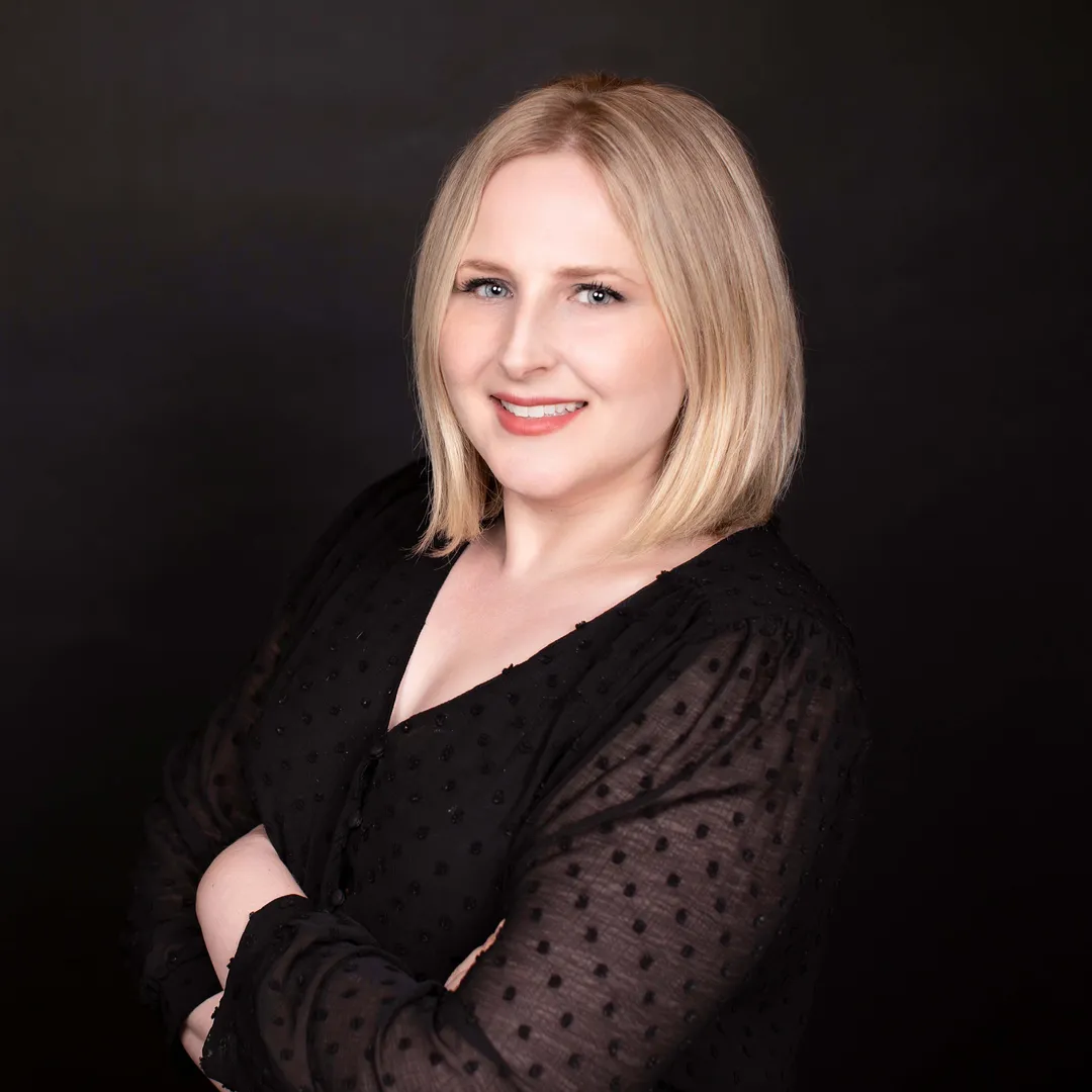 Picture of Melissa, arms crossed